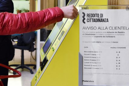Presenta documenti falsi per la tessera del reddito di cittadinanza: 46enne arrestato dai Carabinieri