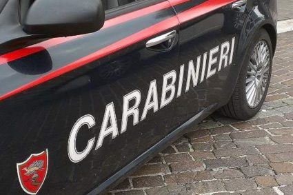 Rapina con un bastone e “importuna” una coppia: 21enne arrestano dai Carabinieri