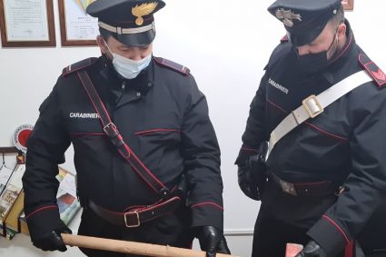 Armato di ascia vuole i soldi dalla cugina. Carabinieri arrestano per maltrattamenti 38enne
