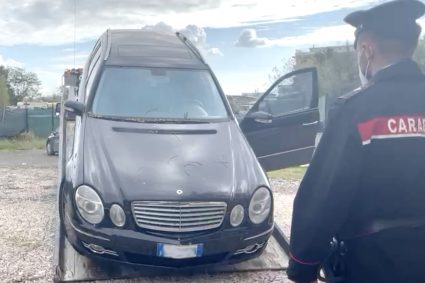 Campo rom al setaccio dei Carabinieri: 2 denunce e 8 auto sequestrate