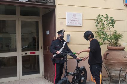 Carabinieri arrestano due persone. Nella loro auto bici elettrica appena rubata