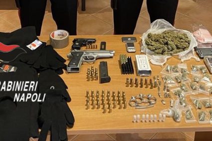 Carabinieri arrestano madre e figlio per droga e armi. Nel garage custodivano anche due ordigni artigianali