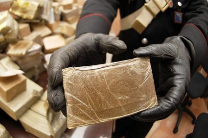 Carabinieri infliggono duro colpo allo spaccio di droga. 3 persone arrestate e 10 chili di cocaina sequestrati che avrebbero fruttato 1 milione di euro