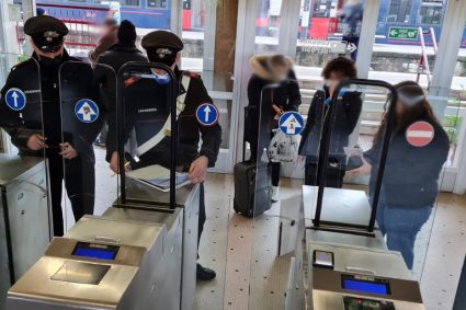 Controlli anti-covid. Due persone denunciate dai Carabinieri: sul treno senza mascherina e in giro nonostante la positività