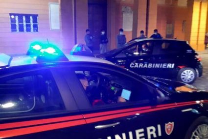 Parcheggiatore abusivo strattona vigili urbani e poi viene arrestato dai Carabinieri