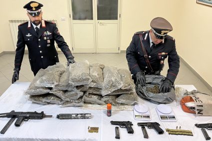 Anche un mitragliatore e 18 chili di droga nel sequestro dei Carabinieri. Tutto nascosto sotto terra tra la vegetazione dei Monti Lattari