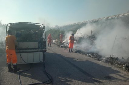Incendi boschivi, Protezione civile in azione a Somma Vesuviana e Pellezzano: Impegnati 3 elicotteri regionali e squadre di volontari