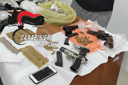 Arsenale in un magazzino, 4 pistole e oltre 150 proiettili. Non manca la droga, 38enne arrestato dai Carabinieri