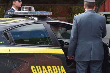 Guardia di Finanza Napoli: hashish, cocaina e 23 mila euro sequestrati. Arrestati padre e figlio