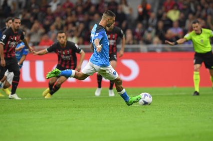 Il Napoli vola, Milan battuto 2-1: decidono Politano e Simeone