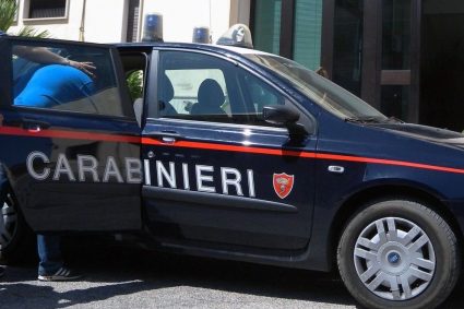 Carabiniere libero dal servizio intercetta auto rubata: 2 persone fermate