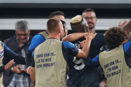 Osimhen-gol, il Napoli sbanca l’Olimpico: 1-0 alla Roma, undicesima vittoria consecutiva