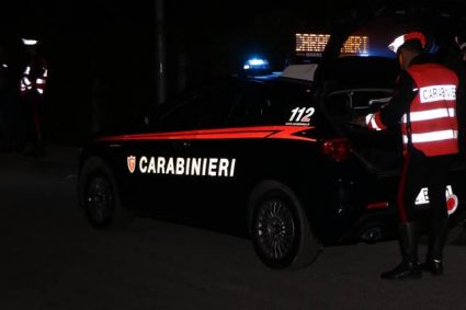 “Scendi, te la parcheggio io”. Rubano auto a un 21enne. Carabinieri li arrestano