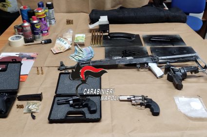 Carabinieri trovano un arsenale, droga e soldi in casa di un imprenditore incensurato