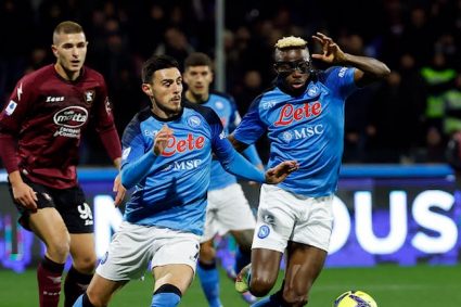 Il Napoli si prende il derby e continua a volare: 2-0 e +12 sul Milan