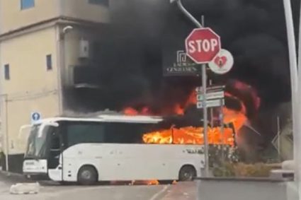 VIDEO-Paura a Pagani, dato alle fiamme pullmann tifosi Casertana