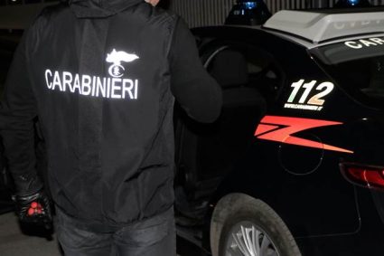 Tentano di rapinare una coppia nel parcheggio del centro commerciale: 2 persone arrestate dai Carabinieri