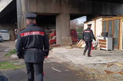 Casoria: Carabinieri controllano il campo rom con particolare attenzione ai bambini presenti