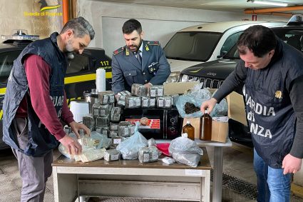 Guardia di Finanza Caserta: sequestrati 77 kg di hashish a Castel Volturno. Tre arresti