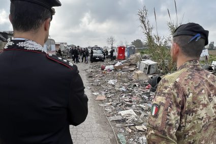 Carabinieri ed Esercito nel campo nomadi tra tonnellate di rifiuti e roghi: 53 auto sequestrate