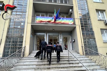 Salerno: controlli antidroga nelle scuole, impiegate unità cinofile dei Carabinieri