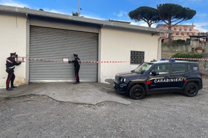 In un capannone il “cimitero” delle auto rubate. Carabinieri denunciano padre e figlia