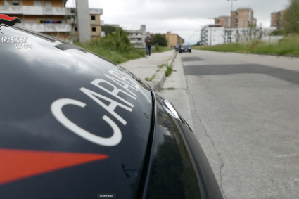 Scampia: Carabinieri intercettano auto rubata a Caserta. L’inseguimento poi l’arresto