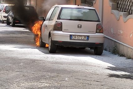 Auto in fiamme in via Capillo a Maddaloni