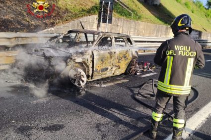 Auto in fiamme sull’A1. Rogo domato dai Vigili del Fuoco