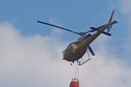 Intervento degli elicotteri: lanci d’acqua per spegnere il rogo a Maddaloni Superiore