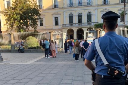 Inizio sereno dell’anno scolastico nelle scuole dell’Irpinia, con la presenza dei Carabinieri fuori agli istituti